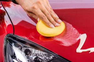 پاک-کردن-چسب-از-روی-ماشین